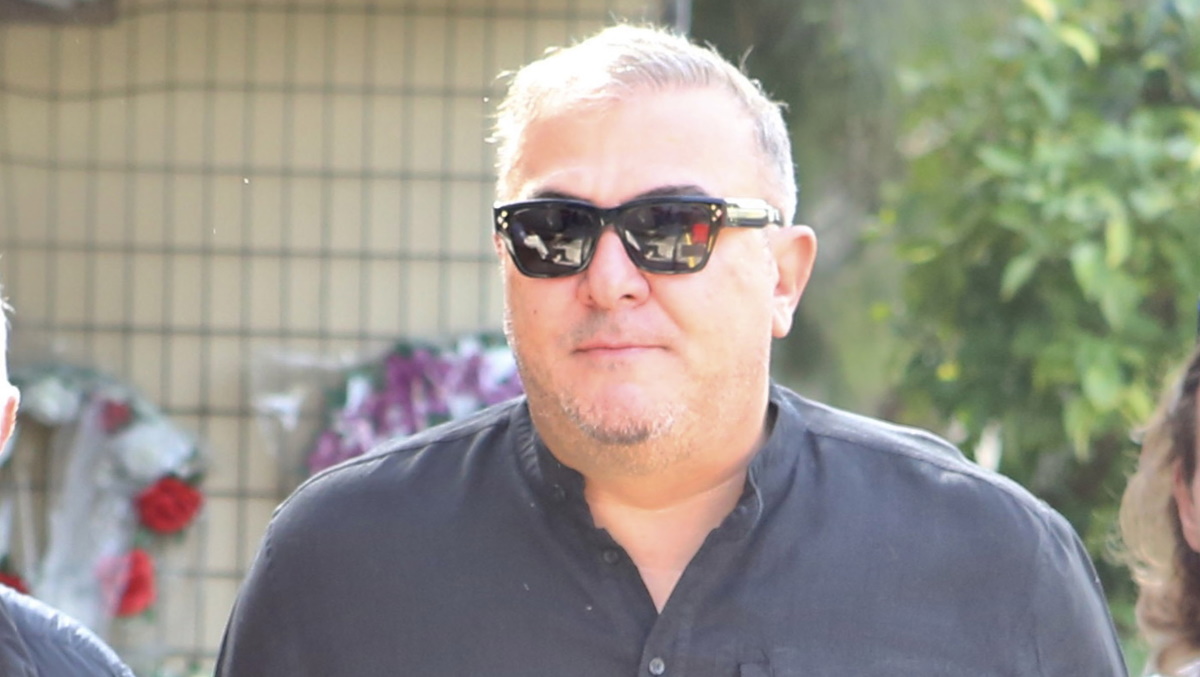 Μίμης Πλέσσας: Τα συγκινητικά λόγια του Αντώνη Ρέμου στην κηδεία και η υπόσχεση στη Λουκίλα Καρρέρ