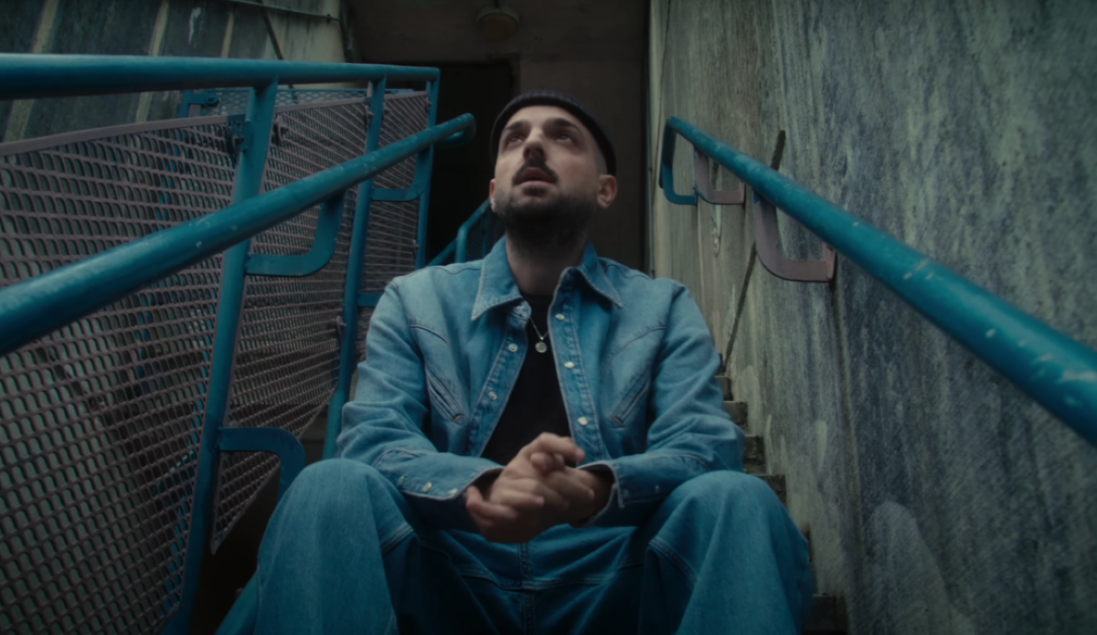 Apon: To νέο ατμοσφαιρικό music video που γυρίστηκε στο Λονδίνο για το hit «Χιλιόμετρα»!
