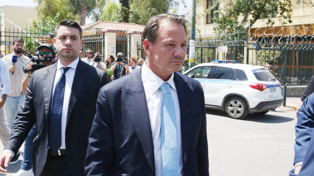 Απόστολος Λύτρας: Συνοδευόμενος από τη νέα του σύντροφο στο Εφετείο για τη δίκη για τον ξυλοδαρμό της πρώην συζύγου του