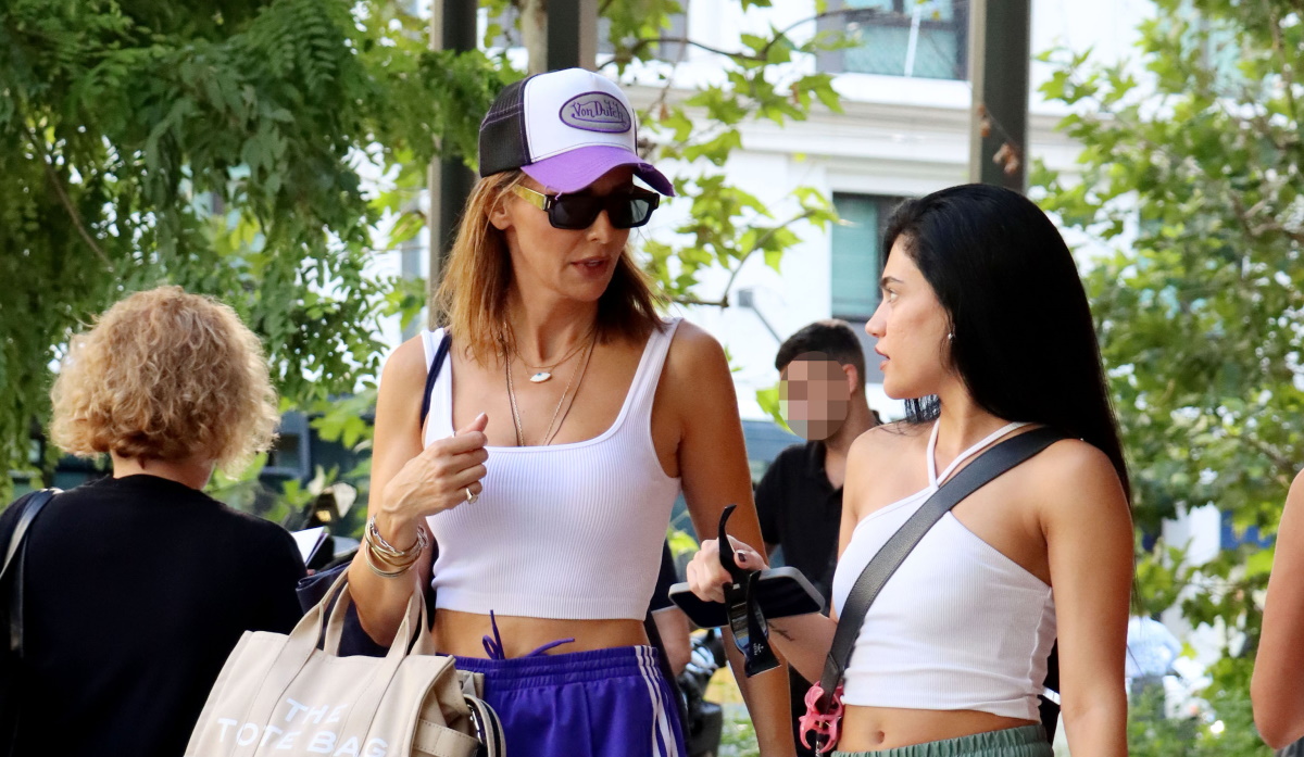 Μπέττυ Μαγγίρα: Με τα λευκά sneakers που φορούν τα fashion girls τώρα