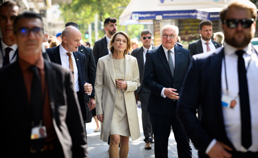Ο Γερμανός πρόεδρος και η σύζυγός του περπατούν από το Νομισματικό Μουσείο στο Γερμανικό Αρχαιολογικό Ινστιτούτο (DAI). Ο Σταϊνμάιερ και η σύζυγός του, Έλκε Μπούντενμπεντερ. πραγματοποιούν τριήμερη επίσκεψη στην Ελληνική Δημοκρατία.