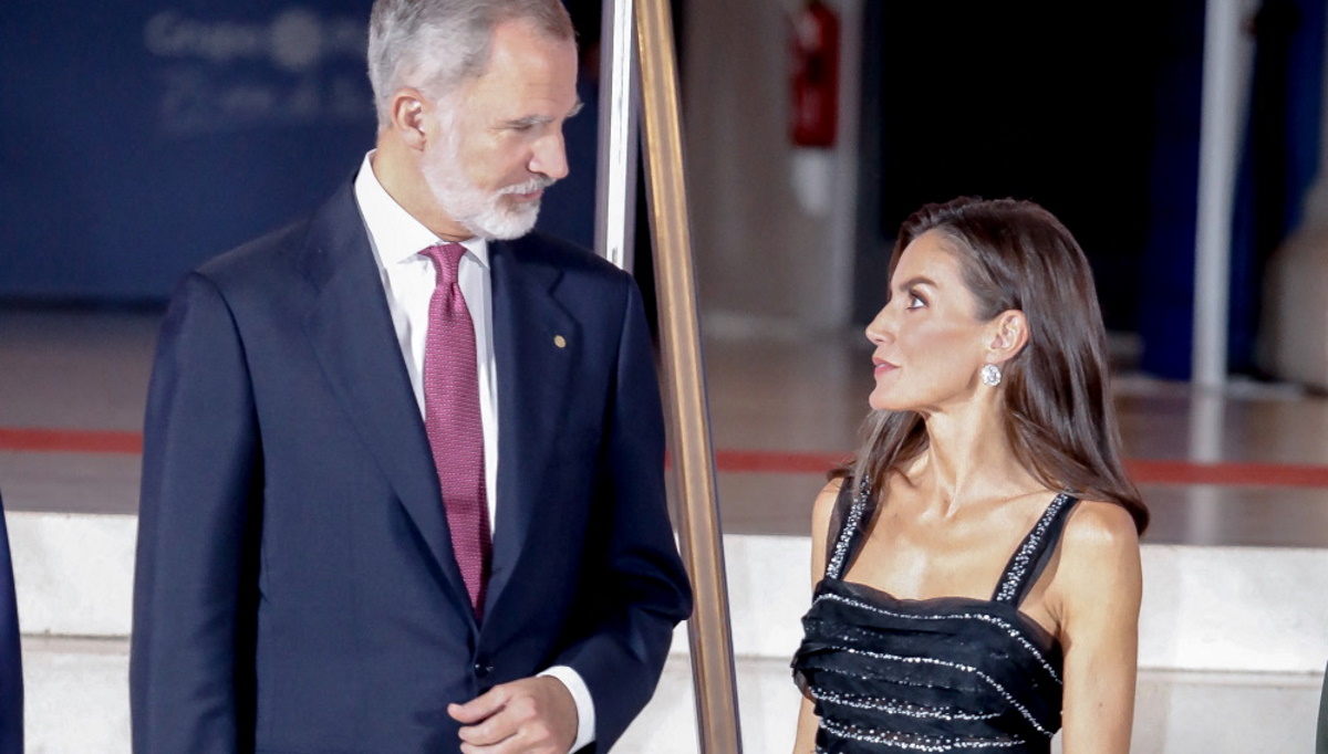 Βασίλισσα Λετίσια: Αγκαζέ με τον βασιλιά Φελίπε στη Βαρκελώνη – Συνδύασε navy φόρεμα Carolina Herrera με γόβες Massimo Dutti