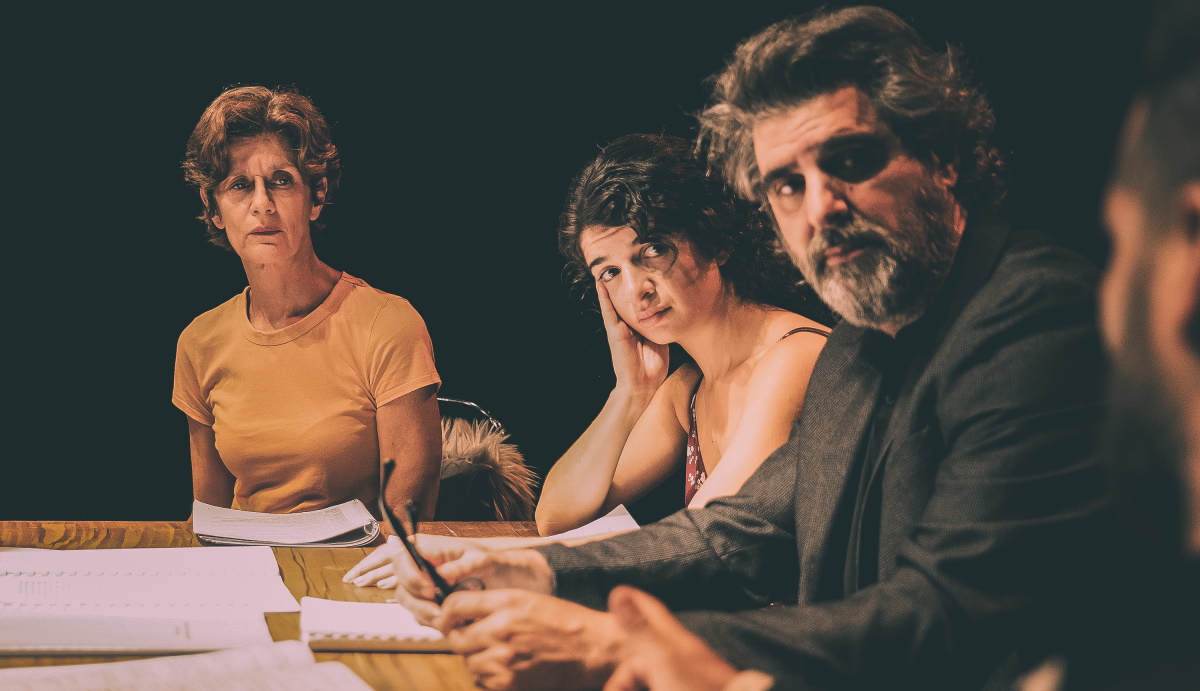 Στιγμές από την πρόβα του έργου «Ήταν όλοι τους παιδιά μου» στο Θέατρο Αλκυονίς