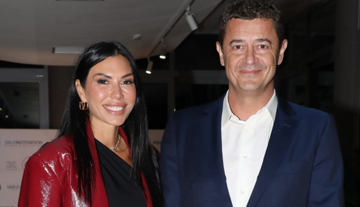 H Ιωάννα Σρόιτερ επέλεξε leather like σακάκι στο χρώμα που θα αντικαταστήσει το μαύρο τον χειμώνα 2025