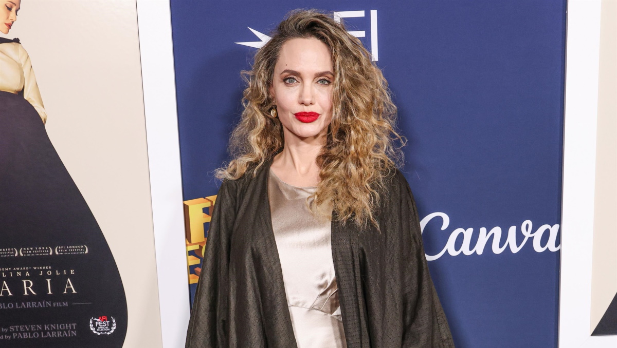Αντζελίνα Τζολί: Πόζαρε με αφράτο curly hair look με έμπνευση από τα 80s στην πρεμιέρα της ταινίας Maria