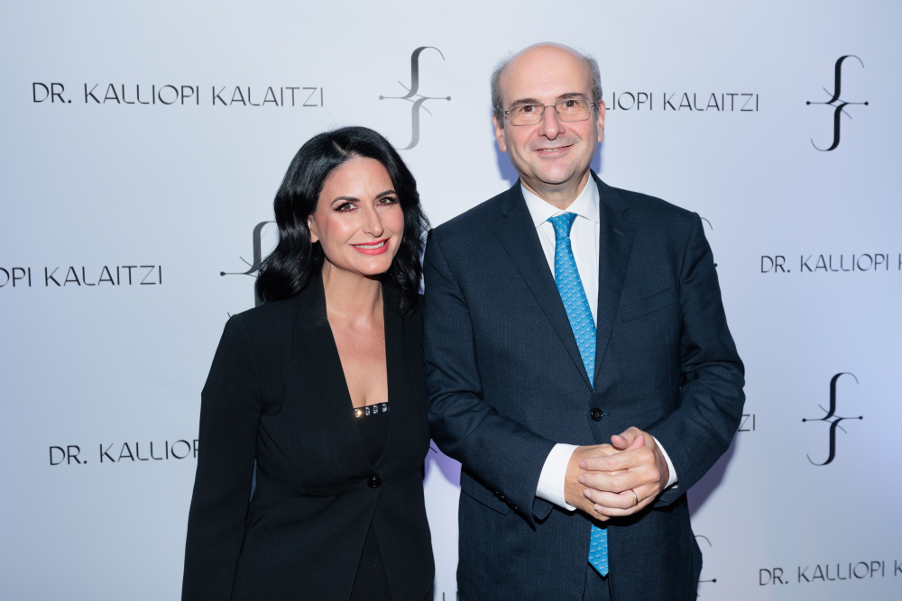 Η Δρ. Καλλιόπη Καλαϊτζή και ο υπουργός Εθνικής Οικονομίας και Οικονομικών Κωστής Χατζηδάκης.