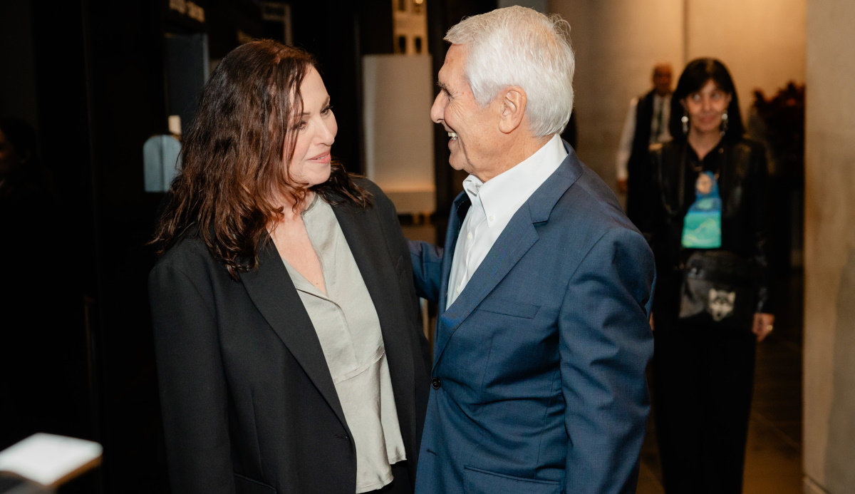 Κοραλία Καράντη: Με κομψό ανδρόγυνο στυλ και wet look στο Μουσείο Ακρόπολης