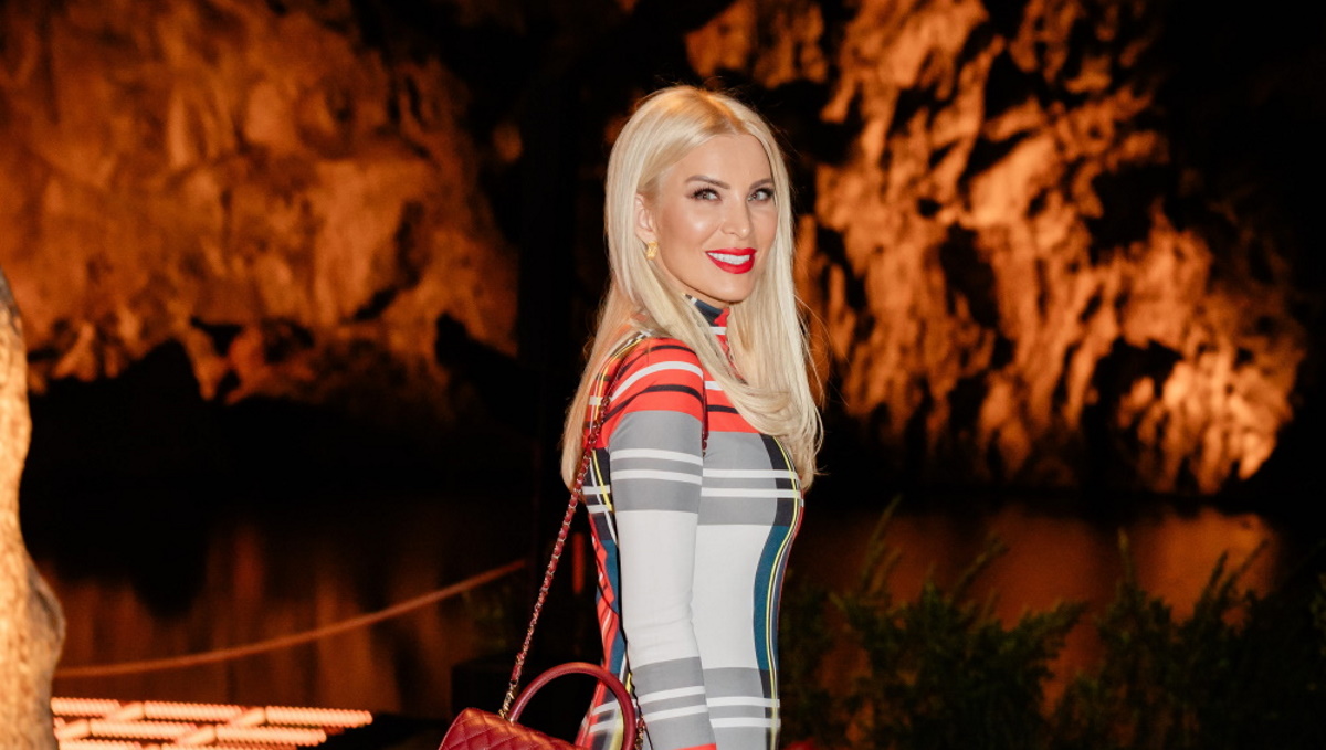Κατερίνα Καινούργιου: Με εντυπωσιακό tartan Loewe φόρεμα σε δείπνο στην Αθηναϊκή Ριβιέρα