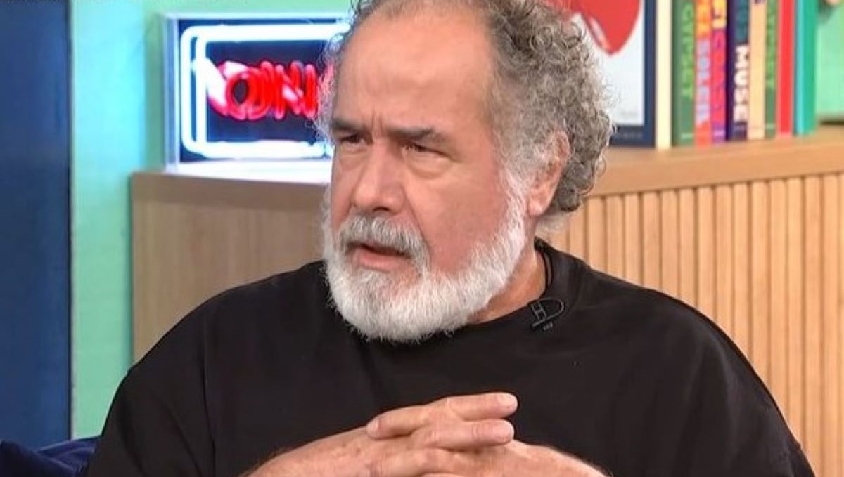 Θοδωρής Κατσαφάδος: «Θυμάμαι τη Ρένα Βλαχοπούλου να σφουγγαρίζει και να μας φτιάχνει καφέδες…»