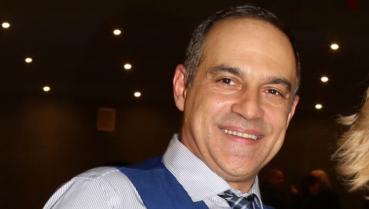 Κρατερός Κατσούλης: «Στο θέατρο μια κοπέλα μου ζήτησε το τηλέφωνό μου»
