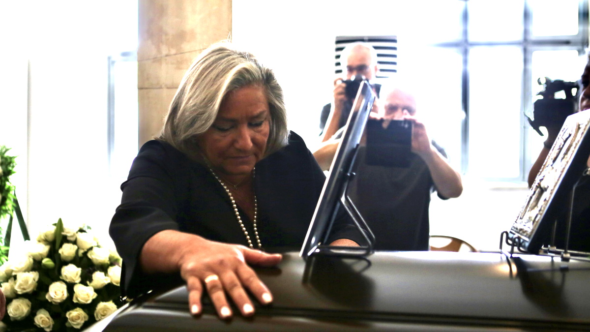 Λουκίλα Καρρέρ: «Λύγισε» πάνω από τη σορό του Μίμη Πλέσσα