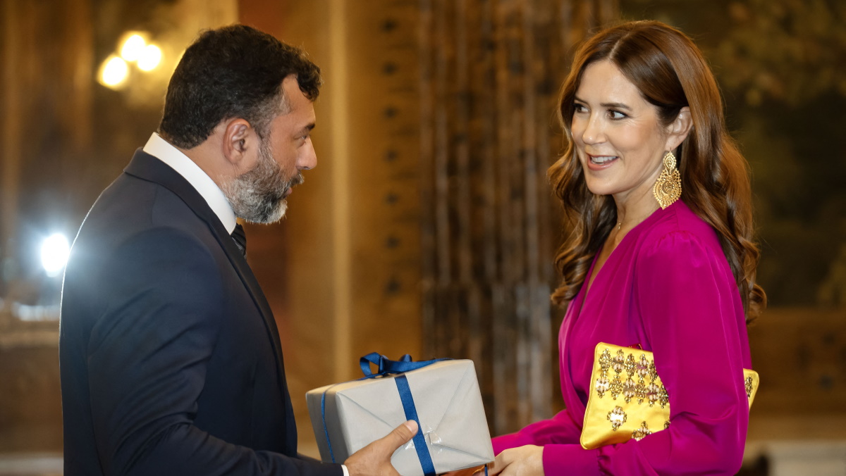 Βασίλισσα Μαίρη της Δανίας: Φόρεσε τα metallic σανδάλια του φθινοπώρου σαν fashion expert
