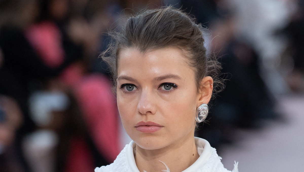 Sequined eyeliner: Έτσι θέλει να το φορέσουμε η Chanel την άνοιξη του 2025