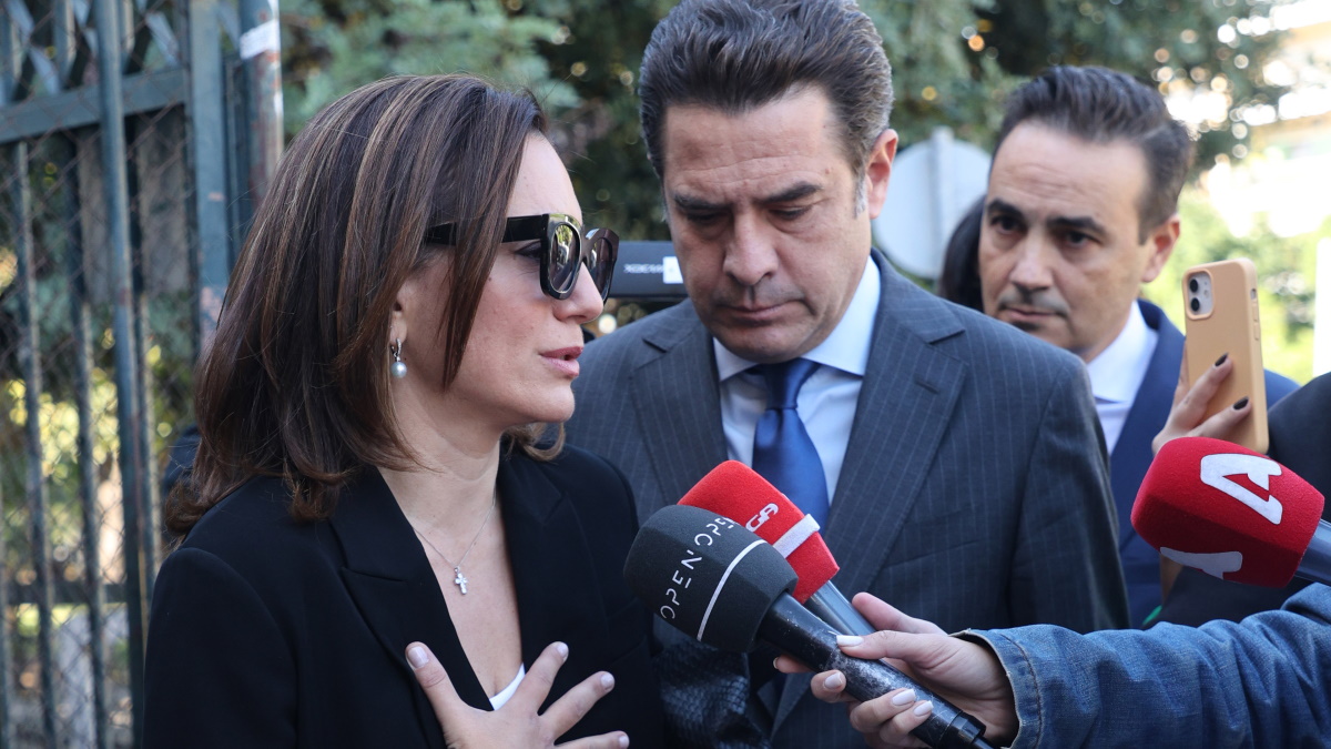 Λύγισε η Όλγα Κεφαλογιάννη έξω από τα δικαστήρια: «Είμαι εδώ μόνο για τα παιδιά μου»