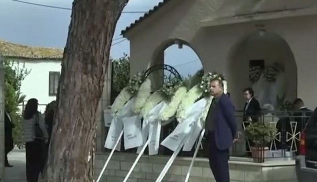 Πλήθος κόσμου στην κηδεία της Βάσως Παπανδρέου