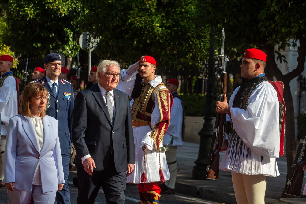Η Κατερίνα Σακελλαροπούλου και ο Γερμανός πρόεδρος δίπλα στην Προεδρική Φρουρά στην Αθήνα, στις 30 Οκτωβρίου. Οι Έλληνες πολιτικοί ηγέτες έθεσαν το θέμα των αποζημιώσεων του Β' Παγκοσμίου Πολέμου και του αναγκαστικού κατοχικού δανείου με τον Γερμανό Πρόεδρο Frank-Walter Steinmeier την Τετάρτη κατά τη διάρκεια της τριήμερης επίσκεψής του στην Ελλάδα.