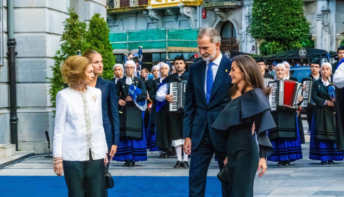 Σοφία της Ισπανίας – Βασίλισσα Λετίσια: Σαν δυο ξένες στην τελετή των βραβείων Πριγκίπισσας της Αστούριας 2024