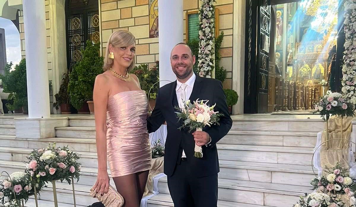 Σάσα Σταμάτη: Με εντυπωσιακό μίνι φόρεμα Celia Kritharioti στον γάμο του ανιψιού της!