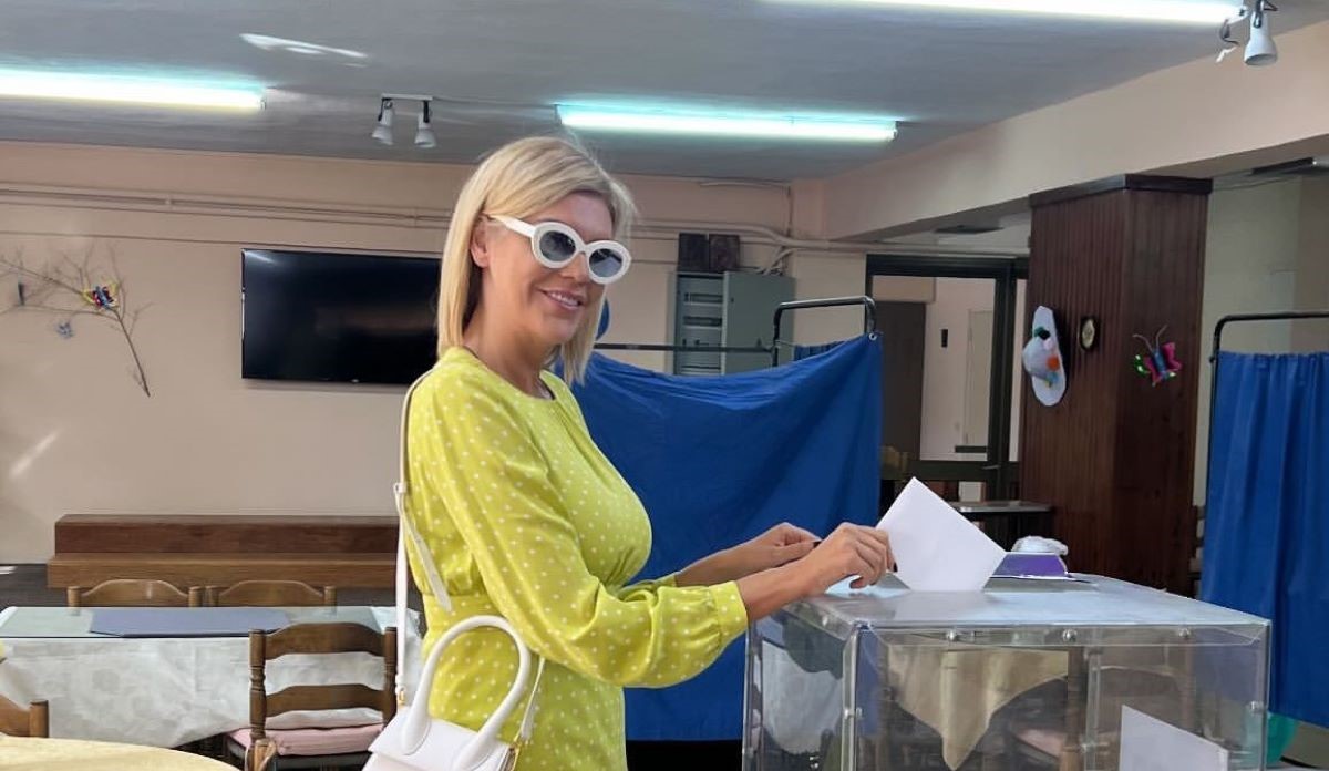 Σάσα Σταμάτη: Ψήφισε με chic σύνολο στις εκλογές του ΠΑΣΟΚ