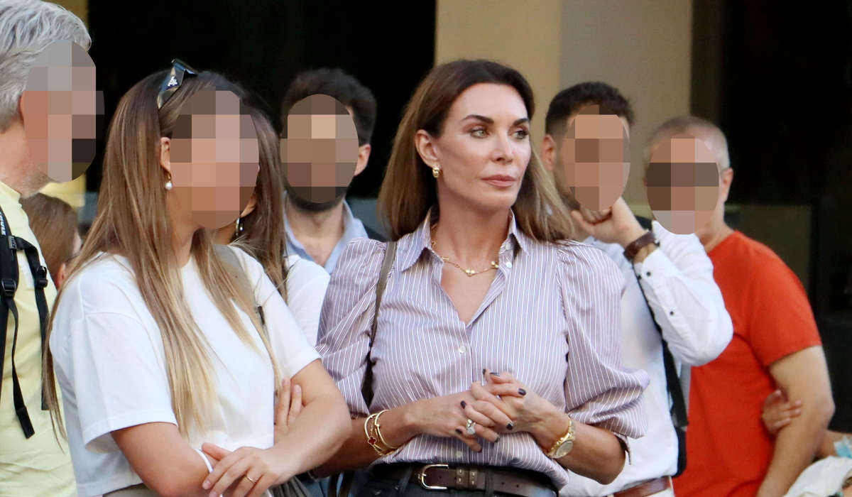 Τατιάνα Στεφανίδου: Πόσο κοστίζουν τα κομψά Manolo Blahnik mules που επέλεξε σε βόλτα στην Αθήνα