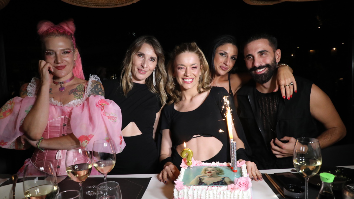 Τραϊάνα Ανανία: Με τα πιο ιδιαίτερα ugly shoes στα γενέθλιά της στη Γλυφάδα