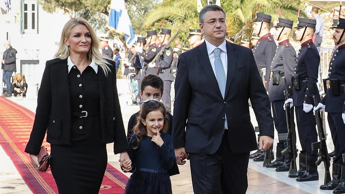 Ελεάνα Βλάχου: Με black σύνολο στο πλευρό του Απόστολου Τζιτζικώστα