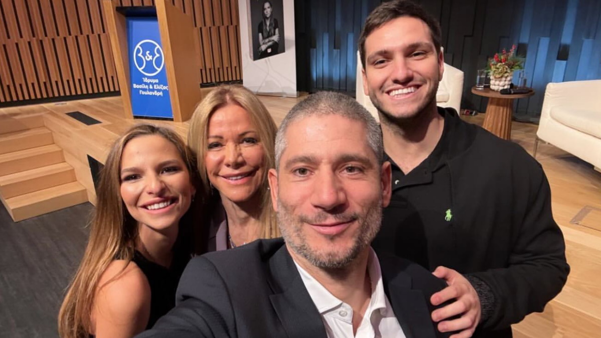Εριέττα Κούρκουλου Λάτση: Η selfie με τη μητέρα, τον σύζυγο και τον αδελφό της μετά την παρουσίαση του βιβλίου της