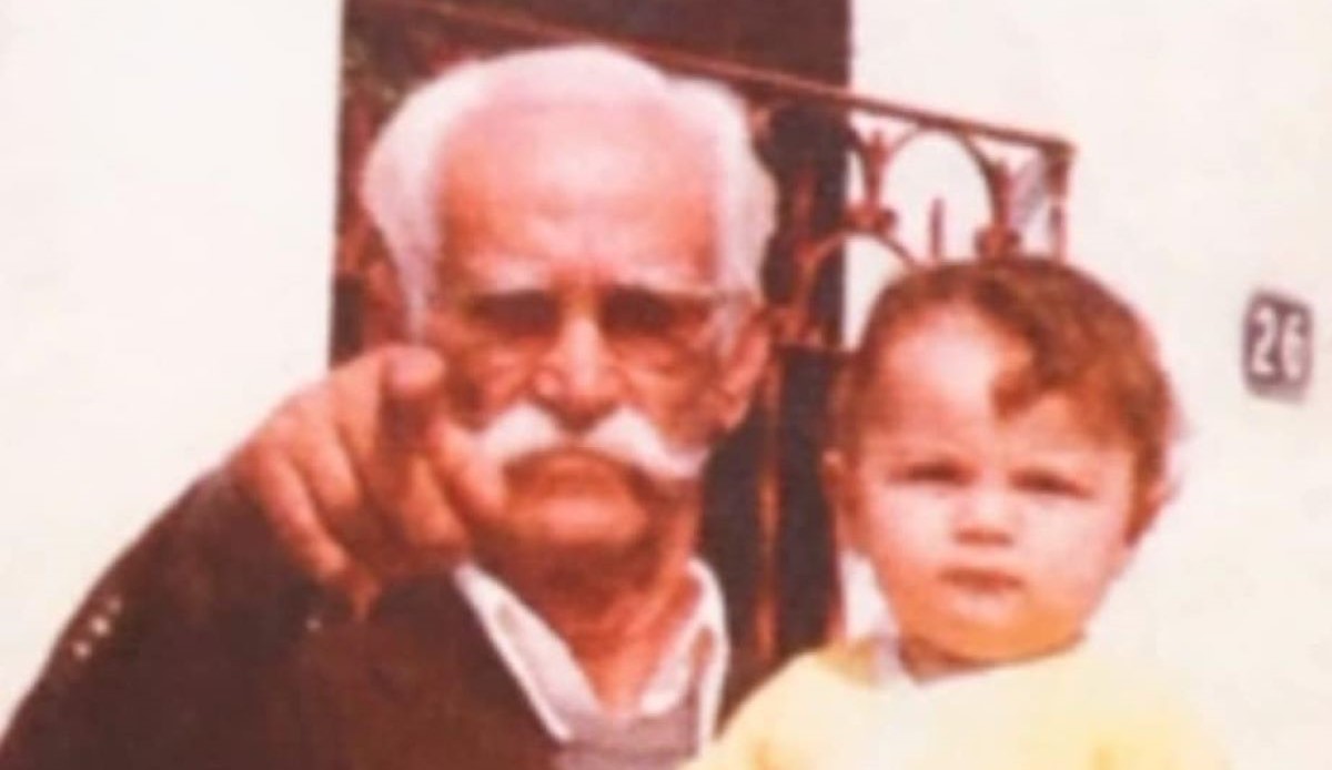 Ποιος διάσημος Έλληνας είναι το αγόρι της φωτογραφίας;