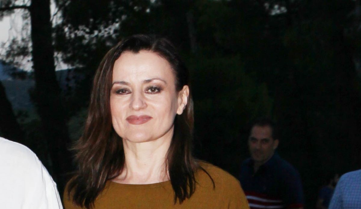 Καρυοφυλλιά Καραμπέτη: «Δεν επέτρεψα ποτέ στον εαυτό μου να κουτσομπολεύει και να ζηλεύει. Το θεωρώ τόσο ποταπό»