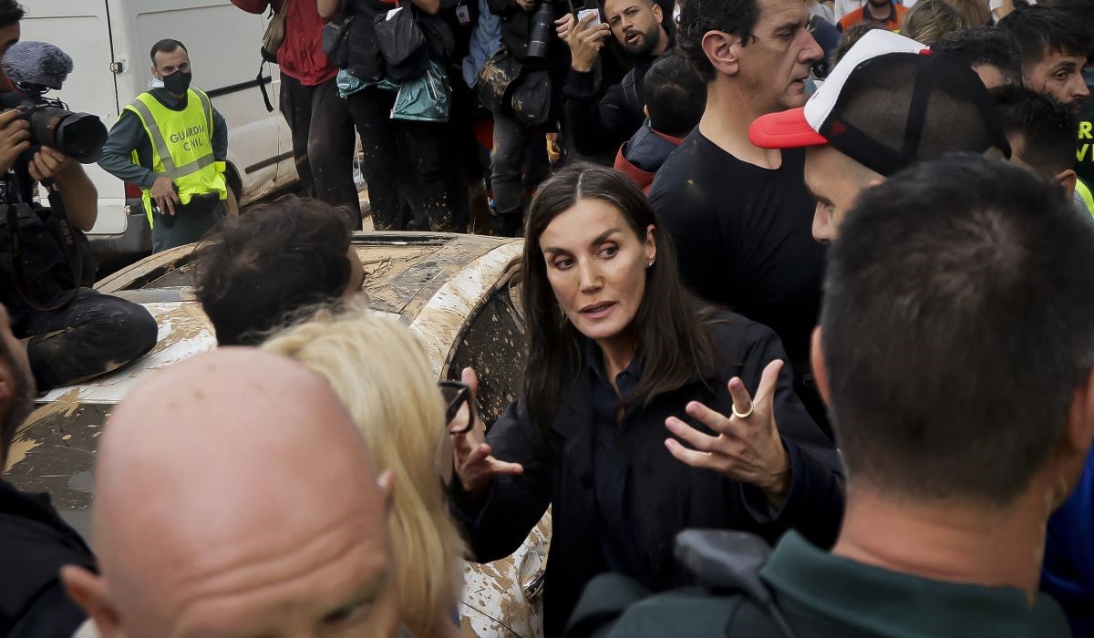 Βασίλισσα Λετίσια: Εξαγριωμένο πλήθος στη Βαλένθια της πέταξε λάσπη