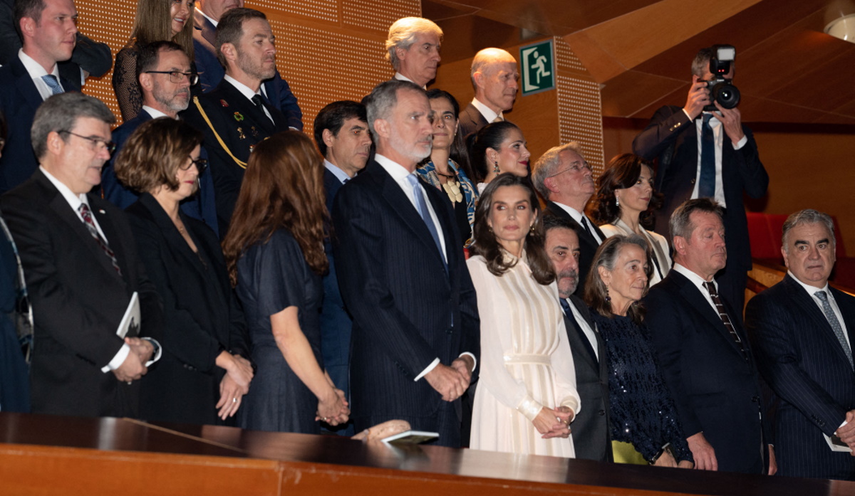 Η βασίλισσα Λετίσια μάς δείχνει πώς να φορέσουμε το μπεζ τον χειμώνα – Το φινετσάτο look σε Όπερα του Μπιλμπάο