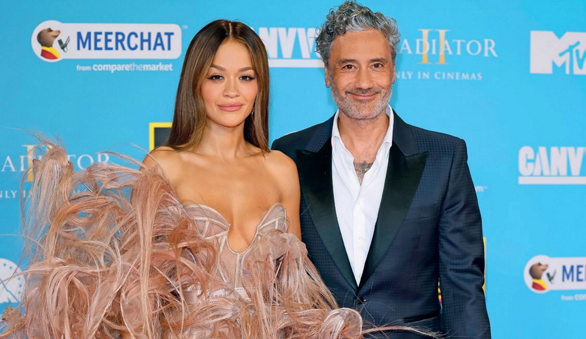MTV Europe Music Awards 2024: Η Ρίτα Όρα ποζάρει στο κόκκινο χαλί αγκαλιά με τον σύζυγό της, Τάικα Γουαϊτίτι