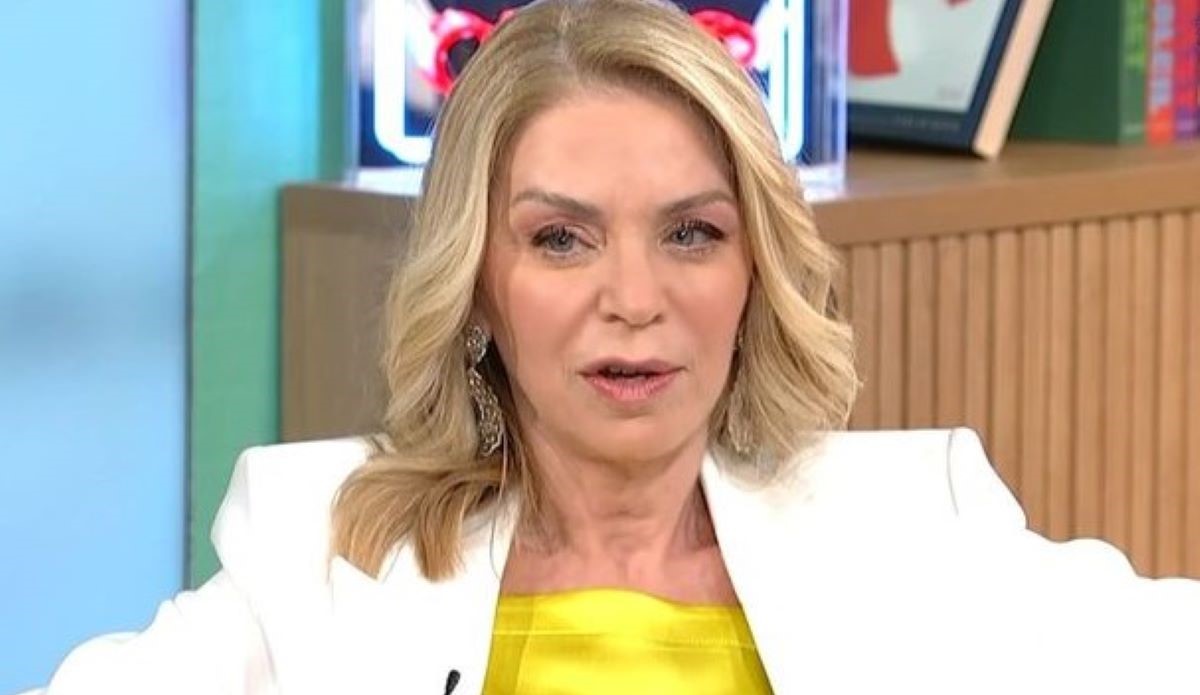 Έλλη Στάη για τη μητέρα της: «Ήθελα μια αγκαλιά παραπάνω από εκείνη, ήταν αυστηρή. Το έψαχνα συνέχεια το “χάιδεμα”…»