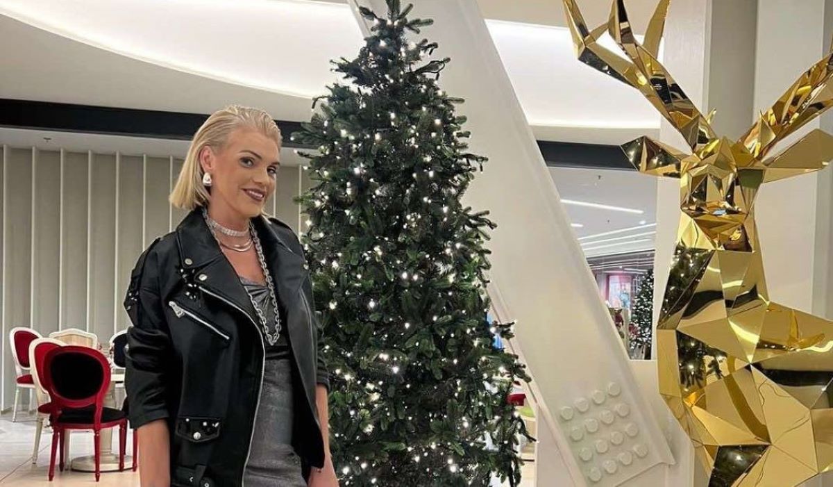 Σάσα Σταμάτη: Mε total Celia Kritharioti look στη φωταγώγηση του δέντρου γνωστού εμπορικού κέντρου