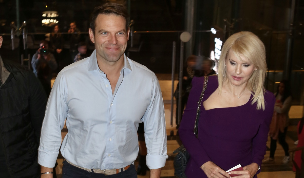 Θεοδώρα Τζάκρη: Πόσο κοστίζει το μοβ σύνολο με το ασύμμετρο τοπ που επέλεξε στο Παλλάς δίπλα στον Στέφανο Κασσελάκη