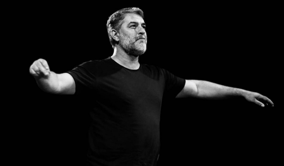 Βασίλης Μπισμπίκης: Η στιγμή που χορεύει στην πίστα και τον ραίνει με λουλούδια ο Αντώνης Ρέμος – Βίντεο