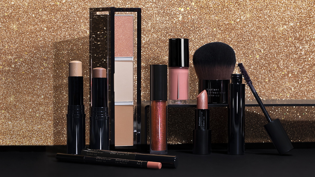 Τα πιο λαμπερά looks για τις γιορτές με τα festive essentials της Radiant Professional
