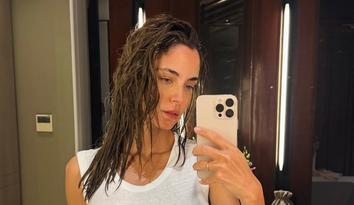 Δούκισσα Νομικού: Με λευκό cut out φόρεμα και wet look στις χριστουγεννιάτικες διακοπές της