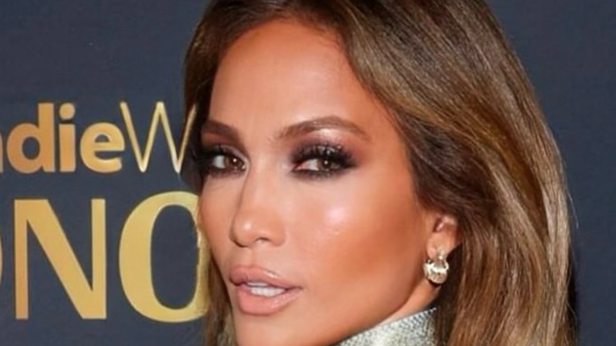 Τρία χριστουγεννιάτικα χτενίσματα από τη Jlo