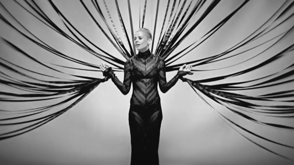 Kovacs: Η πορεία της εκκεντρικής performer και οι λόγοι που αξίζει να τη δείτε ζωντανά