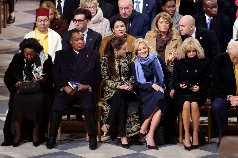 Οι Denis Sassou-Nguesso, Άσλεϊ Μπάιντεν, Τζιλ Μπάιντεν Μπριζίτ Μακρόν στα θυρανοίξια της Παναγίας των Παρισίων.