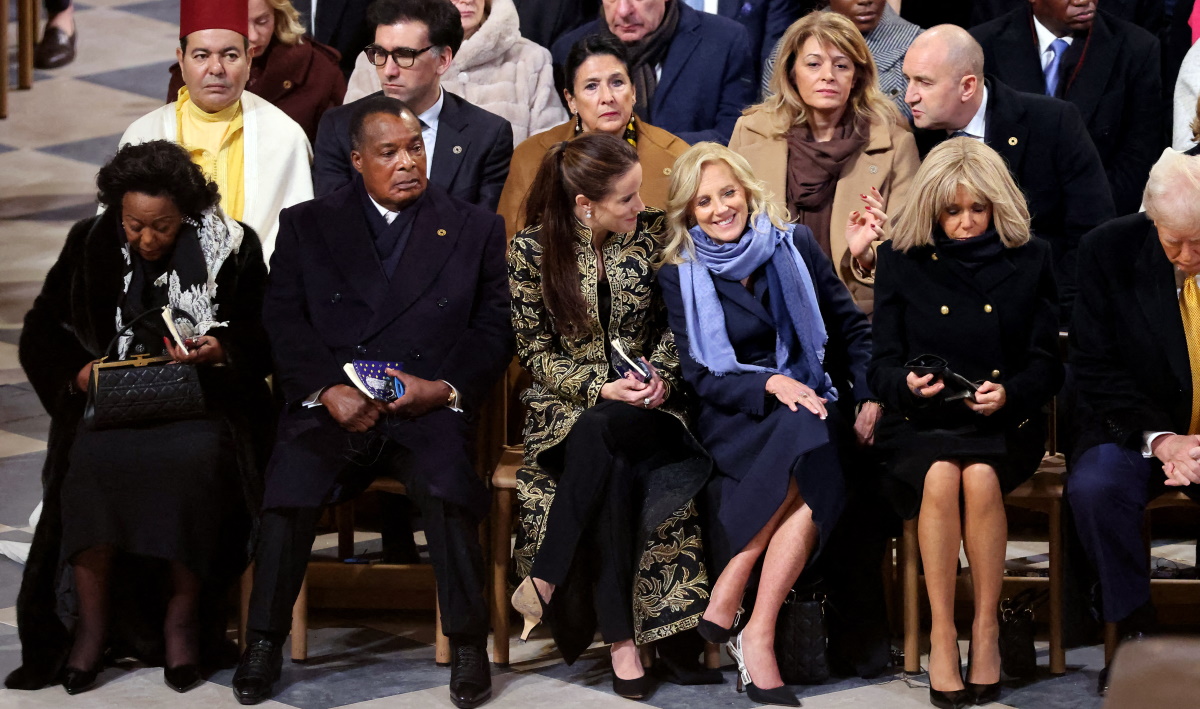 Θυρανοίξια της Παναγίας των Παρισίων: Οι iconic Lady D Dior τσάντες των 10.000 που επέλεξαν οι πρώτες κυρίες