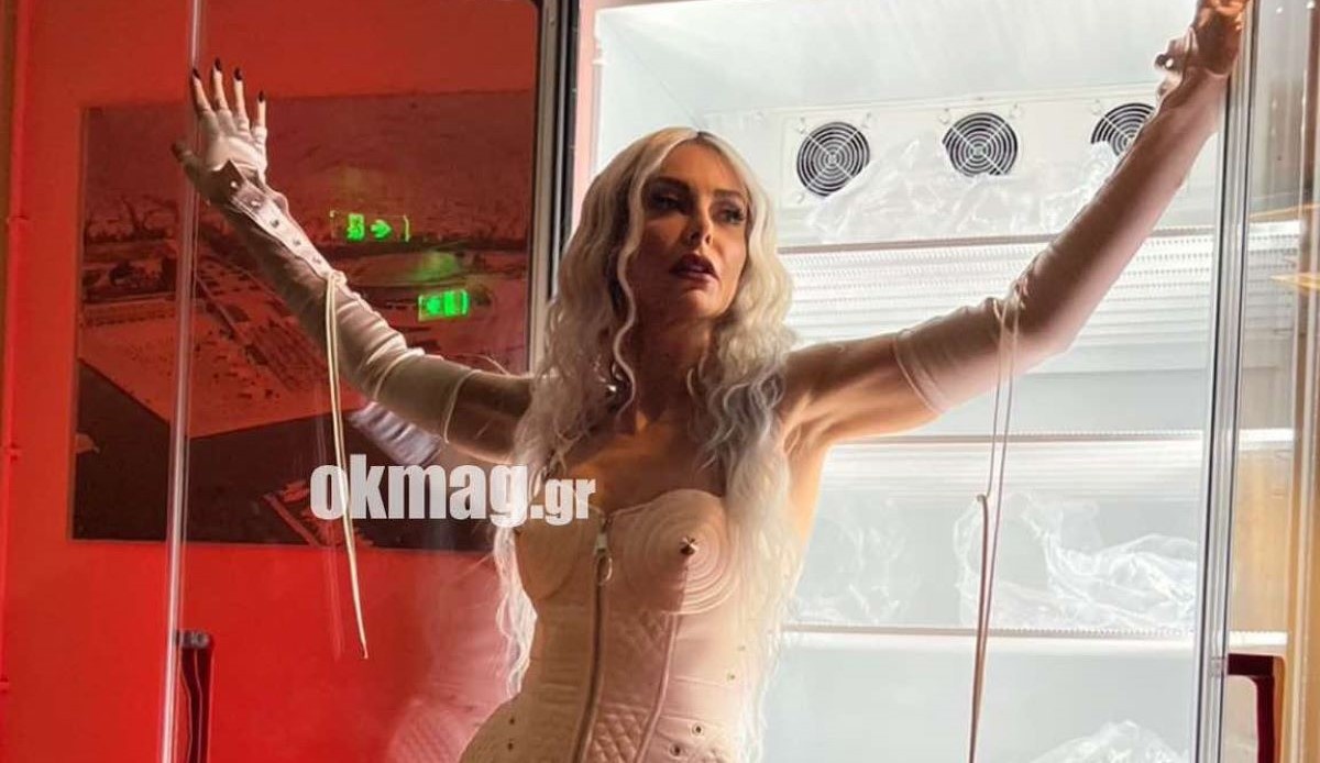 Μπέττυ Μαγγίρα: Με σέξι λευκό σύνολο και ξανθά μαλλιά στο MadWalk 2024