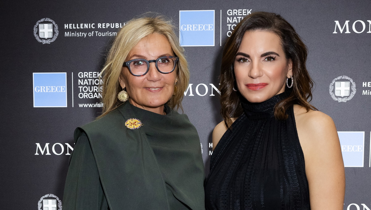 Μαρέβα Μητσοτάκη: Με χρυσή καρφίτσα «φύλλο» και sneakers Sambas με animal prints σε εκδήλωση με την Όλγα Κεφαλογιάννη