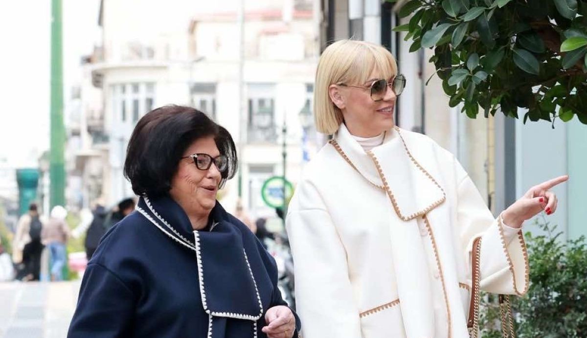 Σάσα Σταμάτη: Για ψώνια με τη μητέρα της φορώντας το ίδιο παλτό!