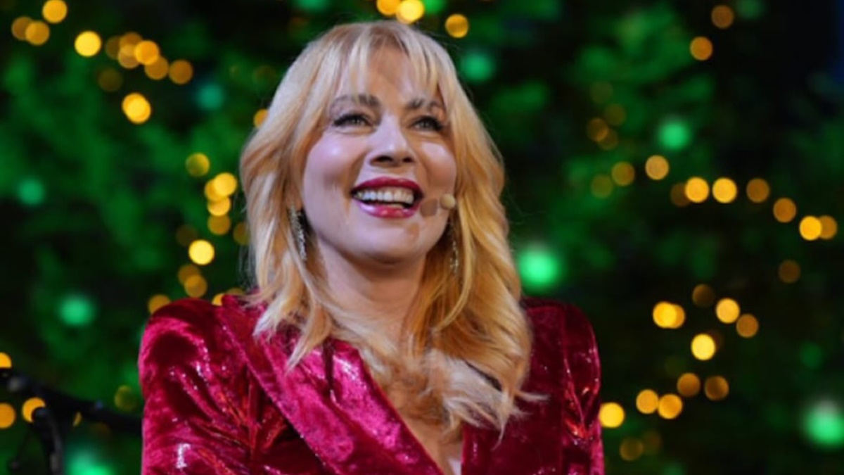 Σμαράγδα Καρύδη: Με κατακόκκινο glam κοστούμι οικοδέσποινα της βραδιάς που «ζωντάνεψε» τον Χριστουγεννιάτικο Κόσμο στο Νιάρχος