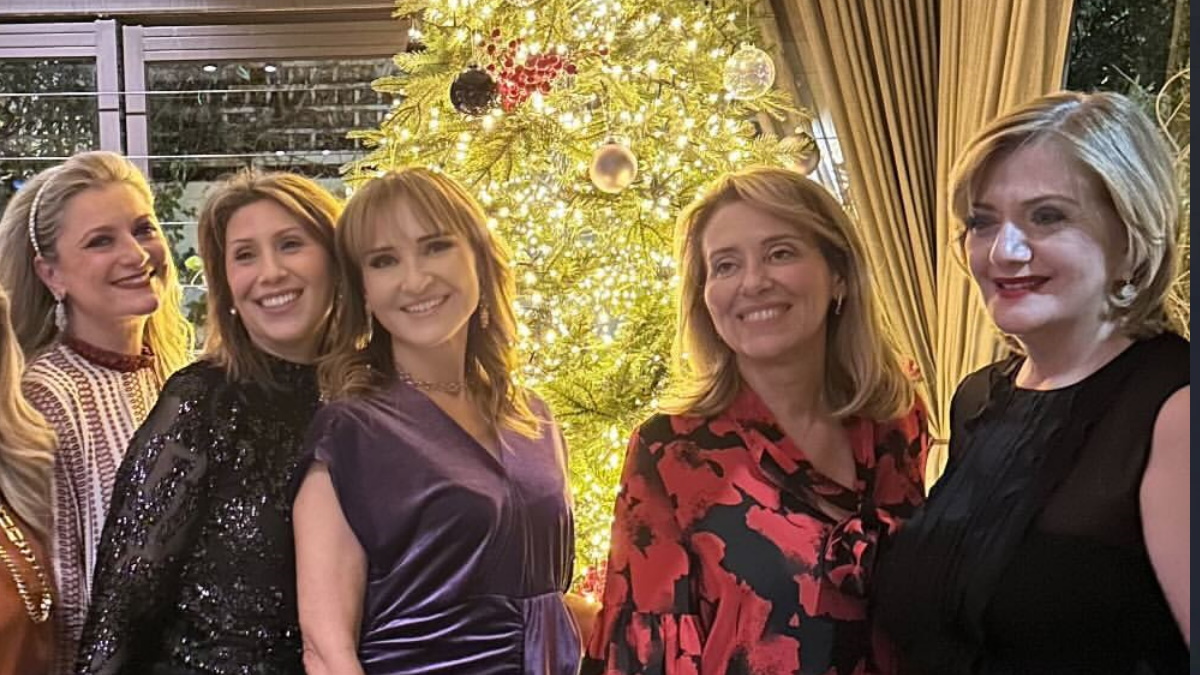 Μάρα Ζαχαρέα: Με purple dress σε εορταστική εκδήλωση