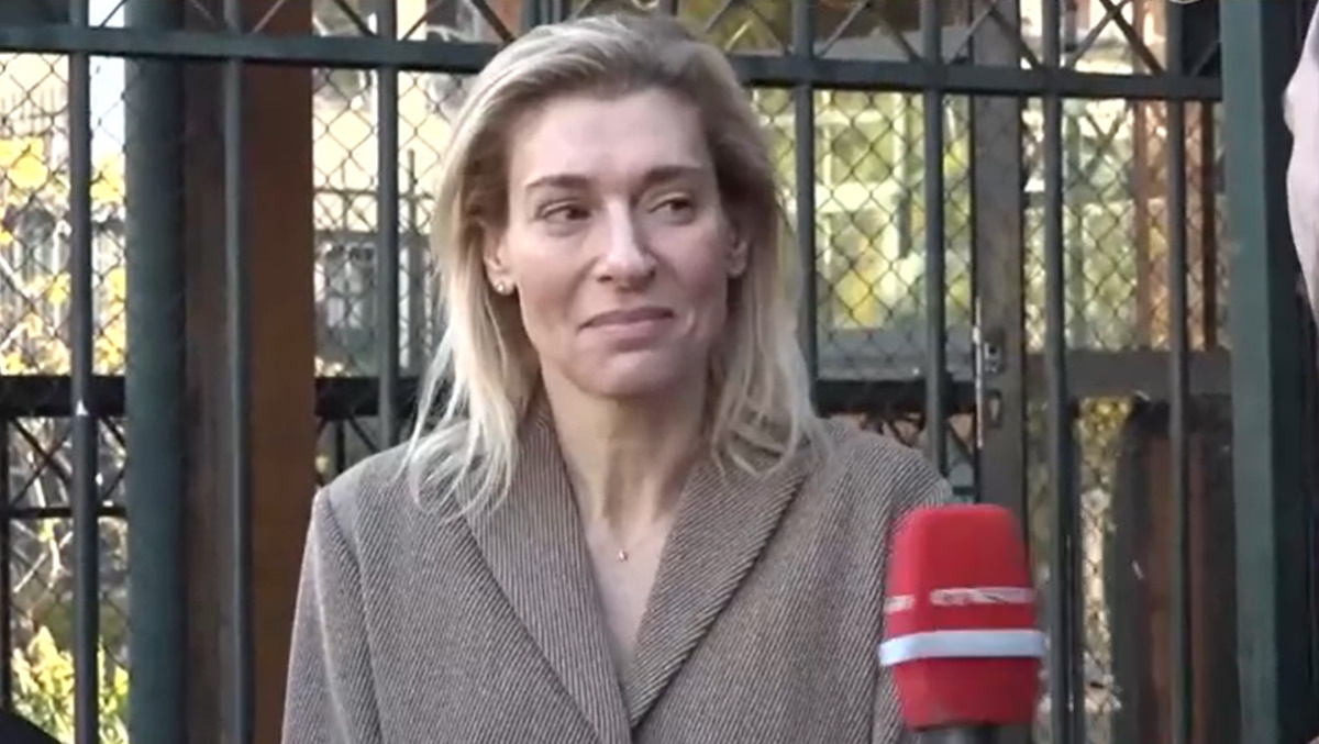 Η Ζέτα Δούκα στα δικαστήρια της Ευελπίδων: «Δεν καταλαβαίνω την απουσία του Γιώργου Κιμούλη»