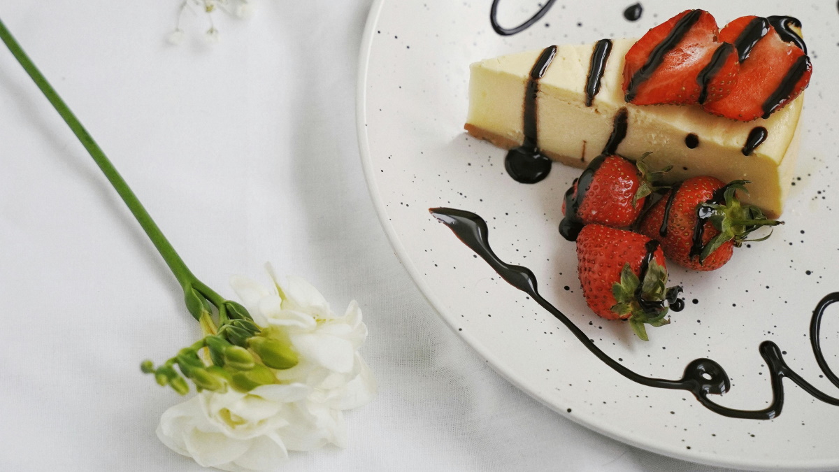 Δοκιμάστε το πιο γευστικό cheesecake με μελομακάρονα