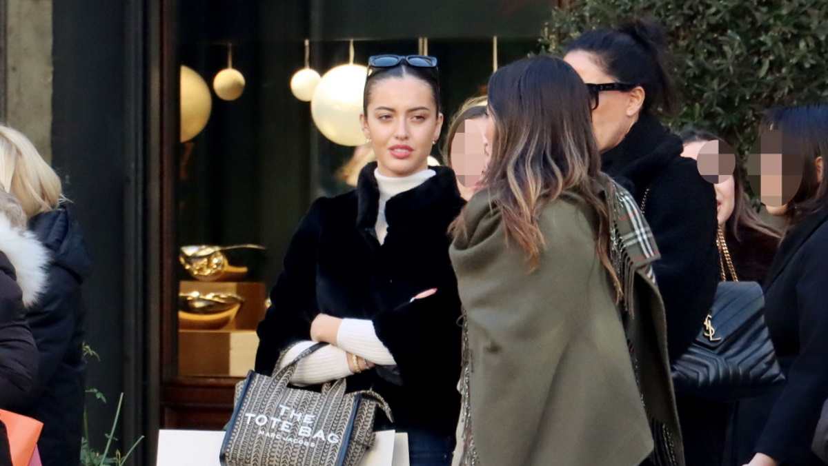 Εύη Αδάμ: Με casual look για shopping με την κόρη της, Δανάη Λιβιεράτου
